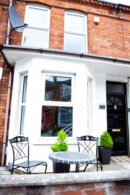 Cheerful 2 Bedroom House In The Heart Of เบลฟาสต์ ภายนอก รูปภาพ