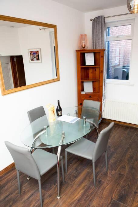 Cheerful 2 Bedroom House In The Heart Of เบลฟาสต์ ภายนอก รูปภาพ